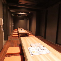 周りを気にせず楽しめる半個室は結合可能で、各種宴会に最適！会社の飲み会や歓送迎会、友人との集まりなど、シーンに合わせてご利用いただけます。ゆったりとした空間で、美味しい料理とお酒を囲みながら、気兼ねなく盛り上がれるのが魅力です。