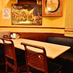 タイをイメージした暖色系のインテリアが心地よい雰囲気を演出します。気の合うご友人や大切な方との語らいの場に最適です。