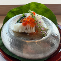 旬の白身魚とイクラの競演。美しい器で楽しむ極上の逸品