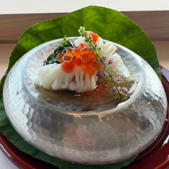 旬の白身魚とイクラの競演。美しい器で楽しむ極上の逸品の写真