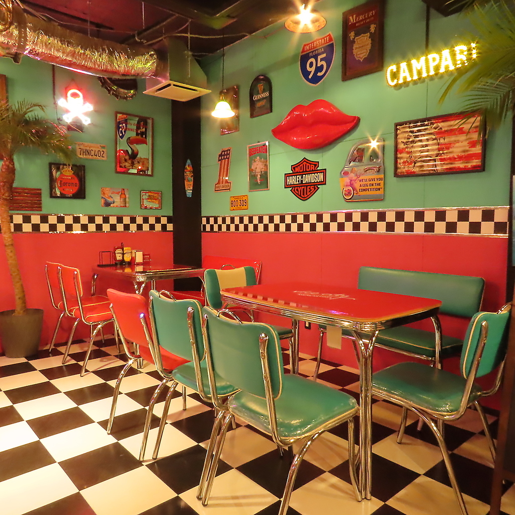 80年代のアメリカンダイナーにタイムスリップ！？まるで“あの”ゲームの中のようなイカした店内だ！