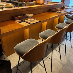 【カウンター席1名×10席】お仕事終わりなどにお気軽にご利用いただけるカウンター席です!デートやご友人、ご家族連れなどにも◎ ※写真は系列店舗のイメージです