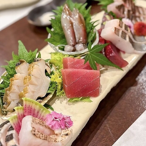駅近の好アクセス！元魚屋の店主が目利きした旬の海鮮を味わえる活気ある居酒屋