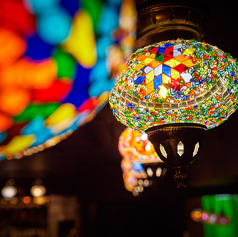 【カウンター計6席あり】トルコランプやオリジナルの装飾を見ながら、カレーやビストロ料理を愉しめるカウンターを完備！ちょい飲みや2人でのしっぽり飲みにも◎