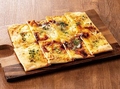 料理メニュー写真&nbsp;６種チーズのフラムクーヘン（Mサイズ）