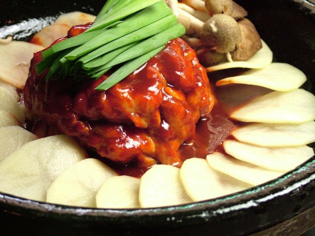 火を入れる前のコプチャンチョンゴル！ぷりっぷりのホルモンやジャガイモのスライス