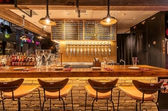 趣のある木製カウンター