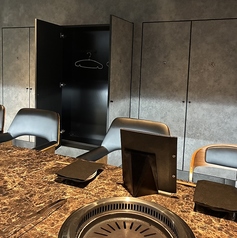 【ゆったり楽しめるカウンター席】目の前で焼き上がるお肉を楽しみながら、落ち着いた空間でゆったりと焼肉を味わえるのが魅力。各カウンター席には専用のクローゼットを完備しているので、洋服に匂いがつく心配もありません。仕事帰りやお一人での食事、デートなど、様々なシーンでご利用ください。