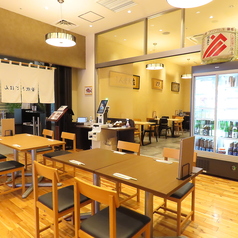 温かみのある木目調の床や木製のテーブルが並ぶ、落ち着いた雰囲気の広々とした店内です。様々なシーンでご利用いただける、ゆったりとした6名様掛けのテーブル席を2卓ご用意しております!清潔感のある心地よい空間で、ご家族やご友人、会社のお仲間などと大切なひと時をお過ごしください。ご来店を心より歓迎いたします。