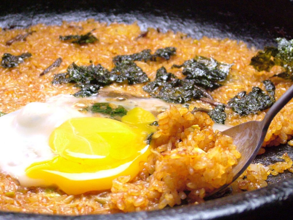 ごはんを入れて石焼ビビンバ風に！店長オススメは「たまご」と「韓国のり」をトッピング♪