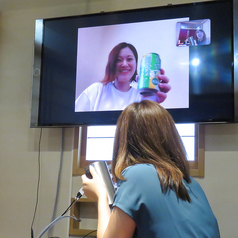 リモート飲みができる大きなモニター付きのお部屋。限定1室なのでご予約はお早めに!靴を脱いで利用いただくタイプです)