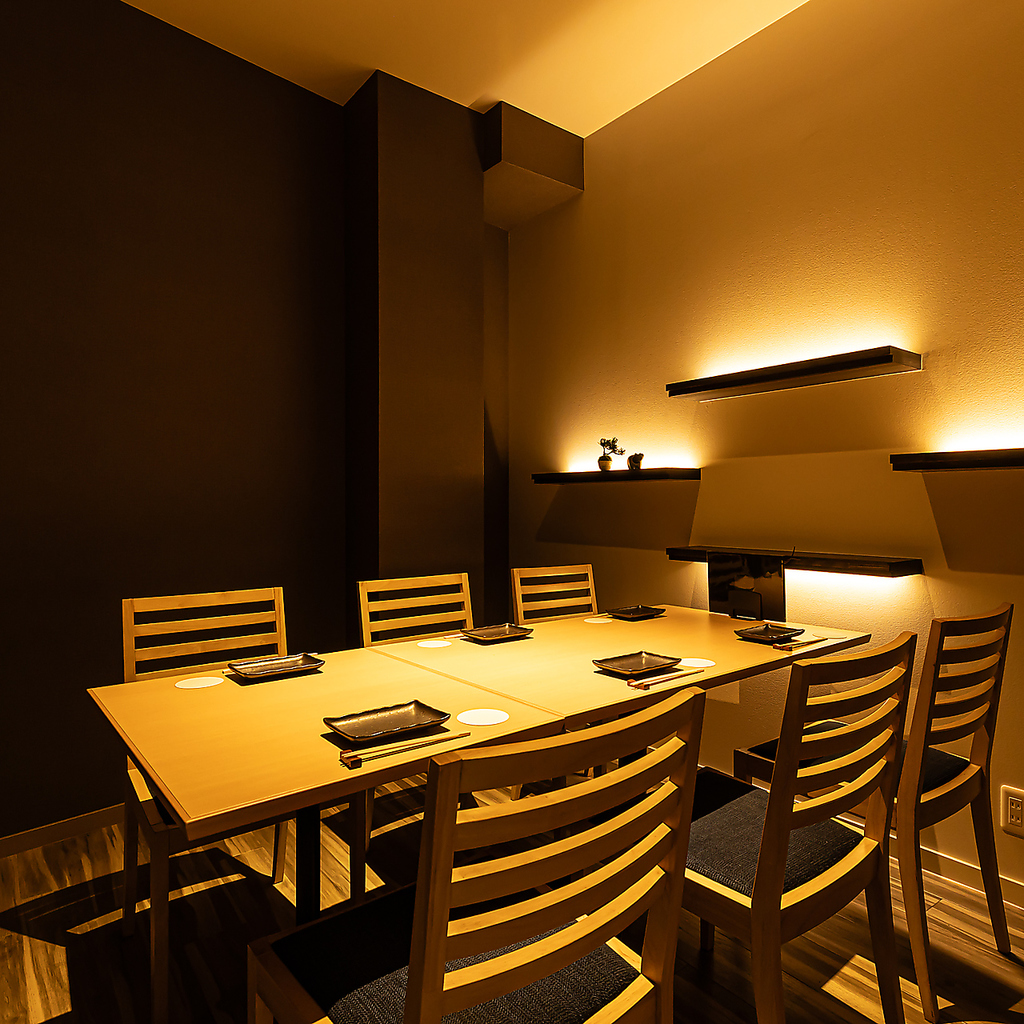 プライベート感あふれる個室を完備しています。当店自慢のお料理を静かな空間で、お楽しみください！