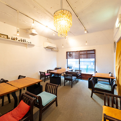 目黒の隠れ家的なアットホームで落ち着ける寛ぎの空間で、美味しいお酒×絶品スパイス料理をゆっくりとお楽しみください！ 1名様から6名様でご利用可能。