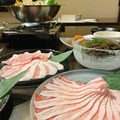 料理メニュー写真&nbsp;セットメニューには、たれ・薬味・野菜盛り・島豆腐・海ぶどう・もずくがついています。