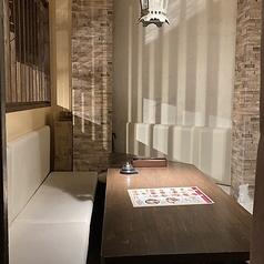 カーテンで仕切られたプライベートな個室を2部屋ご用意しております。周りを気にせず会話を楽しみたい、少人数のグループ利用に最適です。落ち着いた空間で、ゆったりとお寛ぎください。