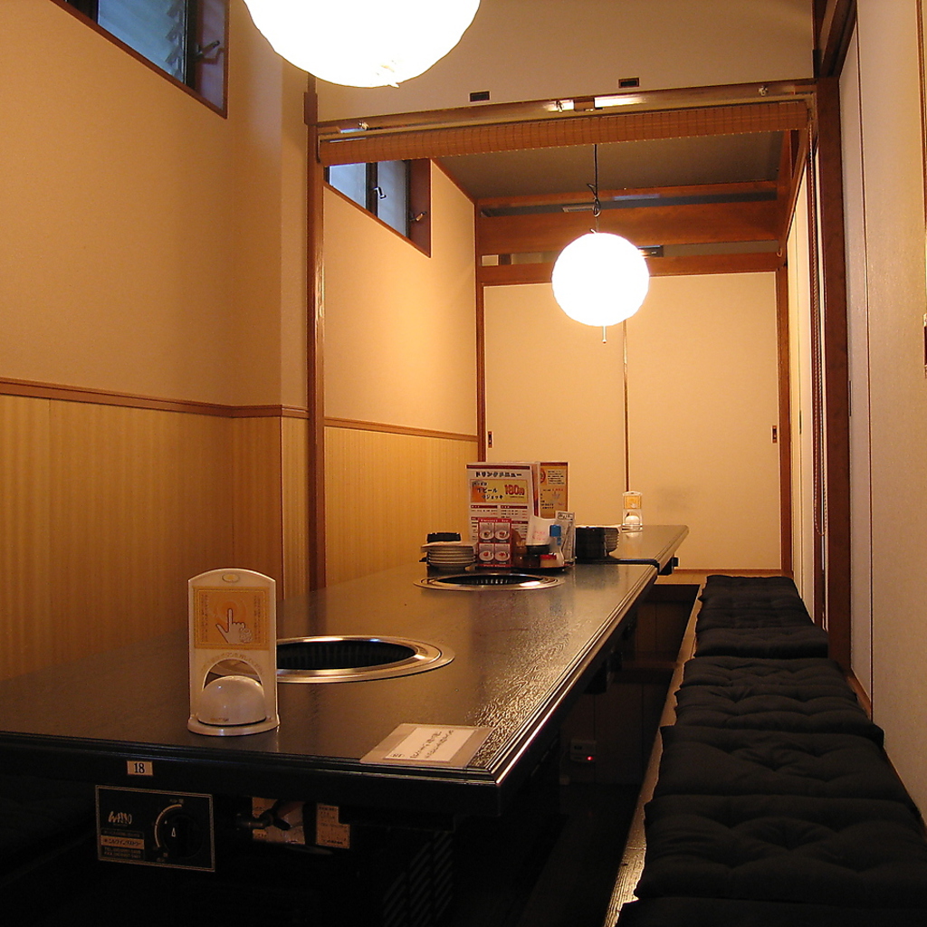 清潔感ある店内には掘り炬燵もご用意しています。ご家族やデートなどゆったりお食事を楽しめます☆
