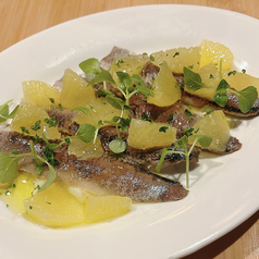 炙りイワシと柑橘のマリネ ガーリックマッシュポテトと