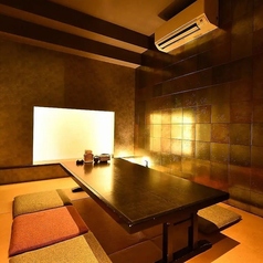 【完全個室の掘りごたつ席：6名様まで】中規模の宴会や広島観光のお食事に最適！団体様でのご利用におすすめの、広々とした掘りごたつ席の個室をご用意しております。足を伸ばしてくつろげるゆったりとした空間で、長時間のお食事や宴会も快適にお過ごしいただけます。