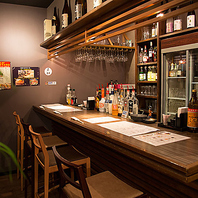 木の温もり溢れるカウンター席やソファー席もご用意◎