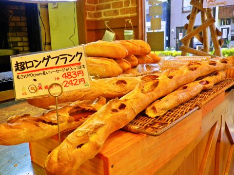 石窯で焼いた本格派のフランスパンやバラエティ豊かな菓子パン♪幅広い年齢層に人気！