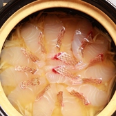 透き通ったダシにお刺身でもいただける天然の長崎産真鯛を並べ、土鍋で。