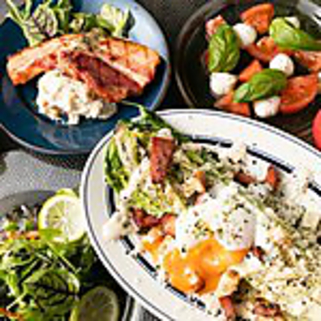 ロメインレタスをまるごと楽しめるシーザーサラダなど、お肉以外も美味しいお料理をご用意してます★