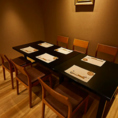 【半個室】4名様～8名様でご利用いただける、半個室のテーブル席をご用意。他のテーブル席と離れた単独の場所にありますので安心してお話・お食事をしていただけます。半個室ですがパーテンションで個室の雰囲気をお楽しみいただけます。