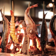 炭火でじっくり焼き上げる原始焼き/炉端焼き