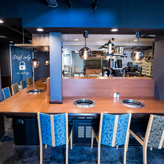 大切な人とのデートを彩るなら、1階カウンター席をご利用ください。全4席の2名掛けカウンターは、広々としており周りを気にせずお食事をお楽しみいただけます。洗練された雰囲気の中で二人の特別な日をお過ごしください。