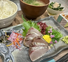 ランチタイムに本格的な藁焼き