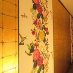 本店とはまた違った絢爛豪華な雰囲気…大将こだわりの金屏風と木目のテーブルが自慢の【正夢　別邸】