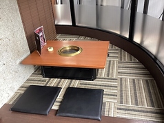 【禁煙席】少し珍しい半円状の空間で、大きな窓が開放的な雰囲気を演出しております。当店自慢の焼肉やドリンクを楽しみながら、大切な方との会話も弾むこと間違いなし◎老若男女問わず、楽しんでいただけるお店ですので、皆様のご来店をお待ちしております。