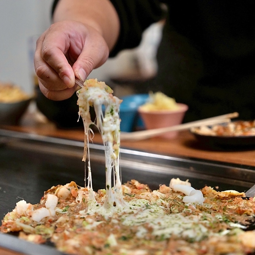 10種類のもんじゃ焼き！季節によって新作続々登場！一緒にもんじゃ作ります
