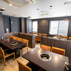 3階は、白を基調として清潔感があり、落ち着いた雰囲気のフロアです。8名掛けテーブルが3卓、4名掛けテーブルが1卓あり、大人数の団体利用に最もおすすめです。会社の宴会や盛大な誕生日パーティーはもちろん、記念日の大人数でのお祝いや、女子会にも最適。ゆったりとした空間で自慢の和牛を心ゆくまでお楽しみください。