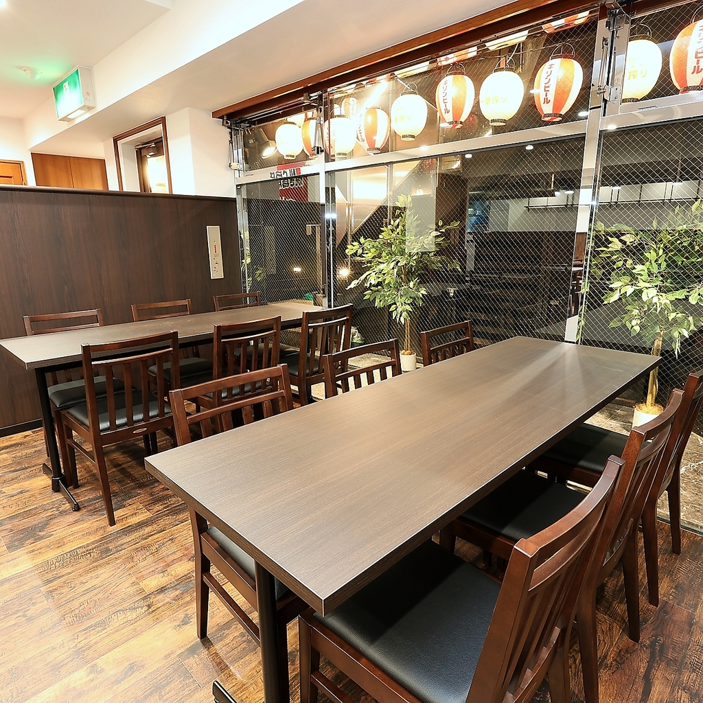 落ち着いたテーブル席で、気軽に楽しめる居酒屋の空間！少人数飲みから深夜の二次会まで幅広く対応♪
