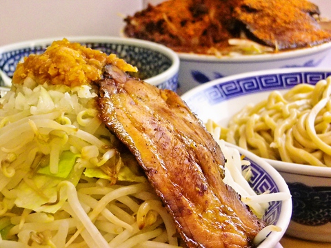 ガッツリ系らーめん。極太麺、トンコツ醤油ベース、野菜山盛など食べる価値あり。