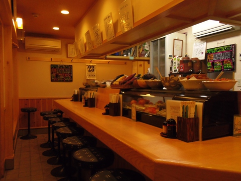 駅からすぐ。昭和情緒のあるガード下で、美味しい料理と人情を味わえるお店。