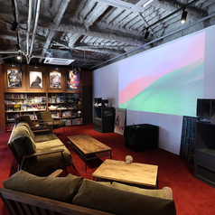 ゆったりと映画とお食事を楽しめる3名掛けソファー席です。