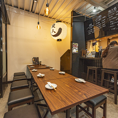 【テーブル席2名様用×5席】温もりに包まれたこじゃれた雰囲気が魅力です。プライベート感を大切にしながら焼き鳥を楽しむことができます。まるで隠れ家のような居心地の良さです。仲間と一緒に美味しいお酒を楽しむのも素敵です★特別なひとときを過ごせる当店にぜひ訪れてみてください。