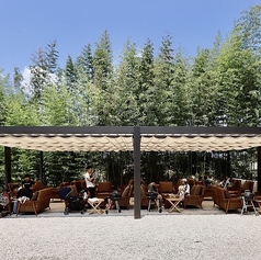 屋根付きの開放的な空間で、ゆったりとくつろげる本格的なソファ席です。2～6名様用のテーブルが8席あり、グループや団体様でのご利用に最適です。雨天でも安心してお過ごしいただけます。