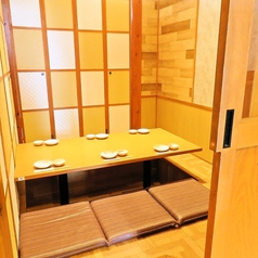 【掘りごたつ宴会】新年会などの各種会社宴会、同窓会、二次会など大人数での団体利用まで、幅広い用途にご利用いただける掘りごたつ席ございます。みんなでワイワイたくさん飲んで食べて盛り上がるも良し、ゆっくりと語らいながら過ごすのも◎