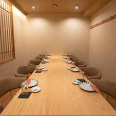 部署の懇親会、地域の集まり、親戚の集まりなど、大人数でのご利用に最適。周りを気にせずゆったりとお過ごしいただけます。旬の食材を活かしたコース料理とともに、当店で楽しい時間をお過ごしください。