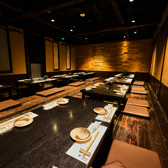 最大45名様までは同一エリアにて着席宴会可能です!!お店全体の貸切も相談可ですので大型宴会会場をお探しの幹事様はぜひお問い合わせくださいませ♪【梅田 北新地 個室 居酒屋 和食 郷土料理 飲み放題 宴会 接待 飲み会 女子会 忘年会 新年会 歓迎会 送別会 記念日 誕生日会 サプライズ 和牛 京野菜 神戸牛 海鮮 鮮魚】