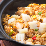 100種類にも及ぶ料理ラインナップが自慢◎海鮮や肉の旨みを堪能できる、趣向を凝らした料理をご提供