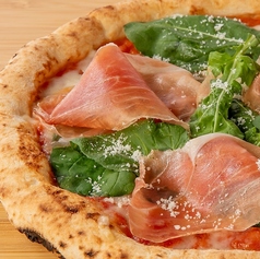 生ハムとルッコラのピザ
