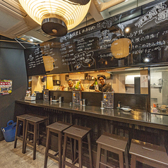 カウンターの上にはその日のおすすめメニューが大きく描かれているので、注文しやすいです♪豊富なメニューを取り揃えていますので迷ってしまうかも！？おしゃれで落ち着いた雰囲気なので友人との集まりやデート等、ゆっくり会話したい方には利用しやすいお店です。ぜひ美味しい鶏料理とお酒を楽しみながらお過ごしください