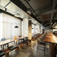 高い天井で開放感のある和モダンな空間でゆったりと