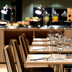 シンプルなデザインでお料理写真も映える一般席です。