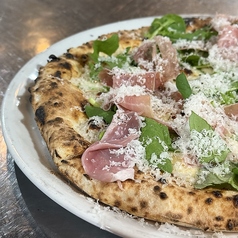 生ハムとルッコラのピッツァ