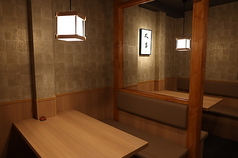 少人数の宴会や接待など様々なシーンでお使いいただけます。広々としたテーブル席で、自慢の肉刺しを囲みながら親睦を深めましょう。上質な宴席を演出いたします。